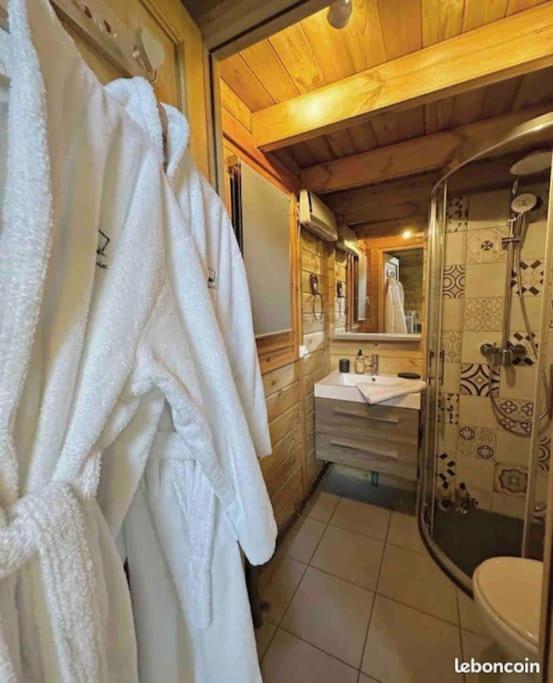 Chalet Authentique - Insolite - Sauna & Télécabine - Ménage, serviettes, lit fait inclus photo 3