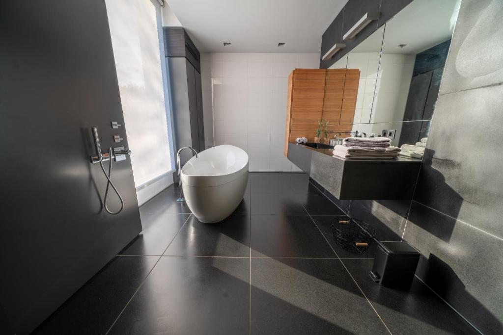 Bed & Wellness Boxtel, luxe kamer met airco en eigen badkamer, ligbad photo 3