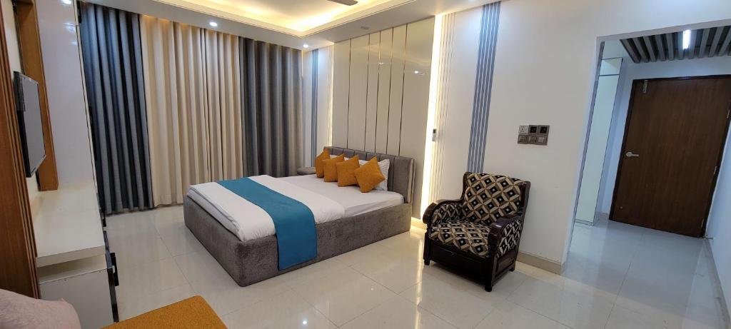 Luxurious 3-bhk highly secured & close to airport photo 2