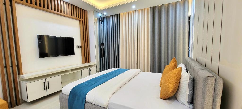 Luxurious 3-bhk highly secured & close to airport photo 1