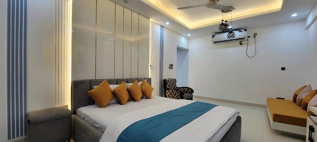 Luxurious 3-bhk highly secured & close to airport photo 3