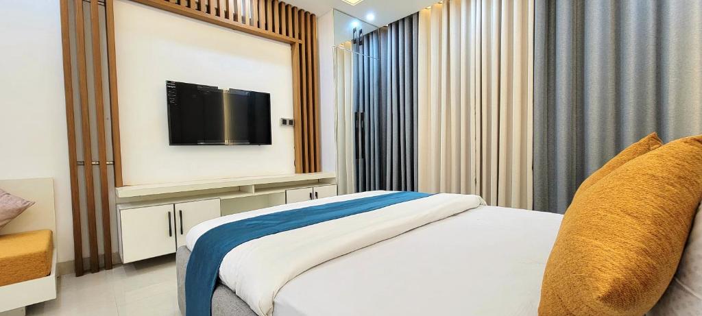 Luxurious 3-bhk highly secured & close to airport photo 4