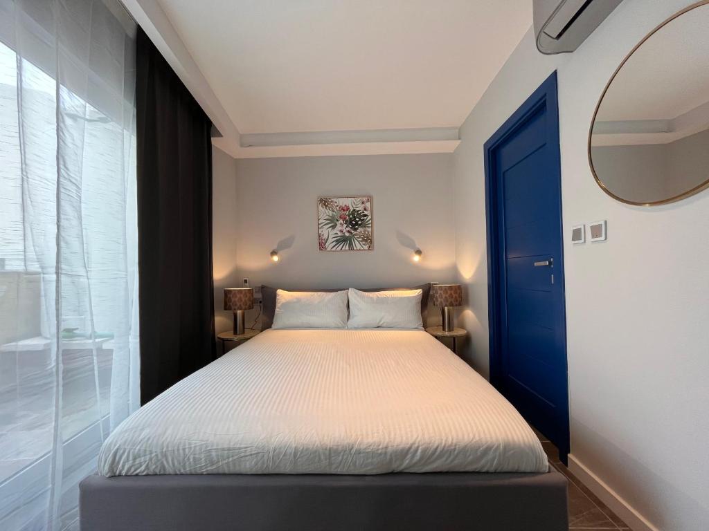 Sliema 8 Bedroom House with Pool - Tap to explore photos
