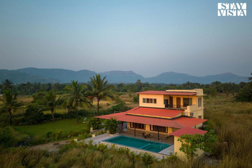 Golden Sunsets by StayVista - Refreshing pool, serene lawn - your tranquil retreat photo 2