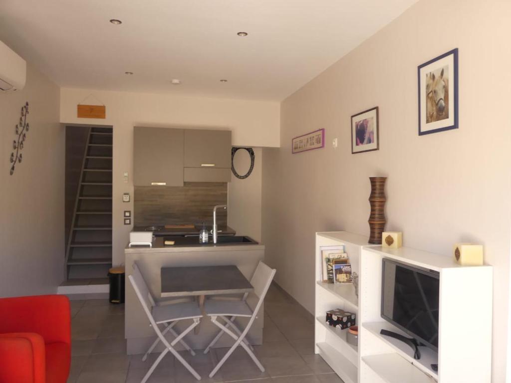 Petite maison avec terrasse et piscine photo 3