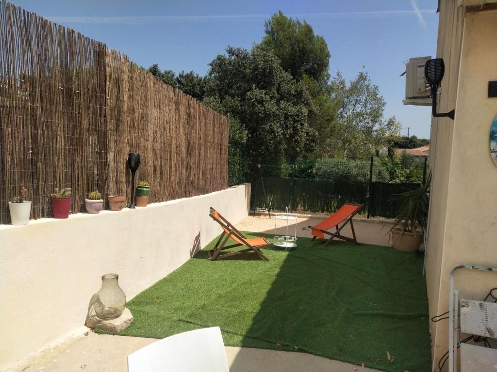 Petite maison avec terrasse et piscine photo 2
