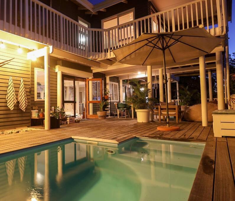 Lush Spacious Family Home between Beach & Town photo 1
