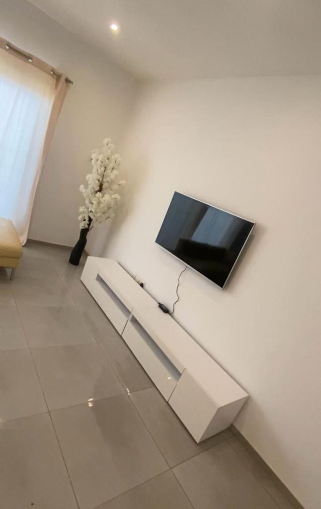 1 bedroom Oasis Apartment H Kong photo 4