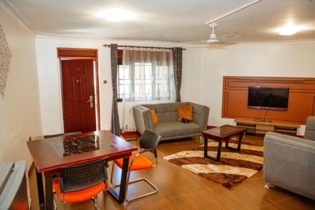 R & R FURNISHED APPARTMENT AKRIGHT CITY BWEBAJJA photo 3
