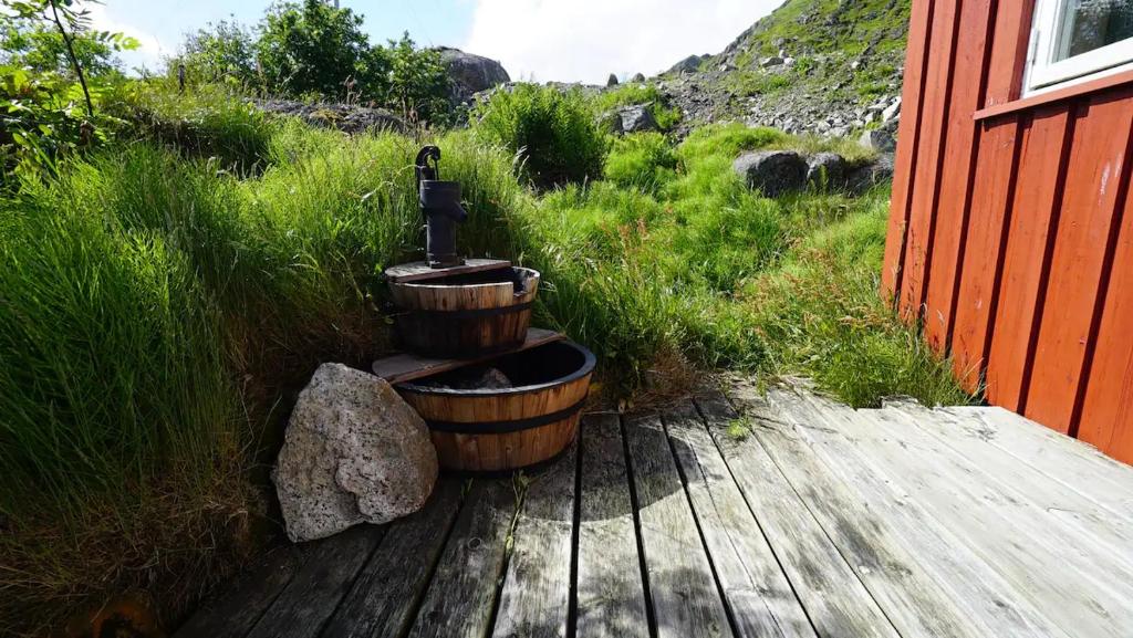 Real fisherman's cabins in Ballstad, Lofoten - nr. 11, Johnbua photo 3