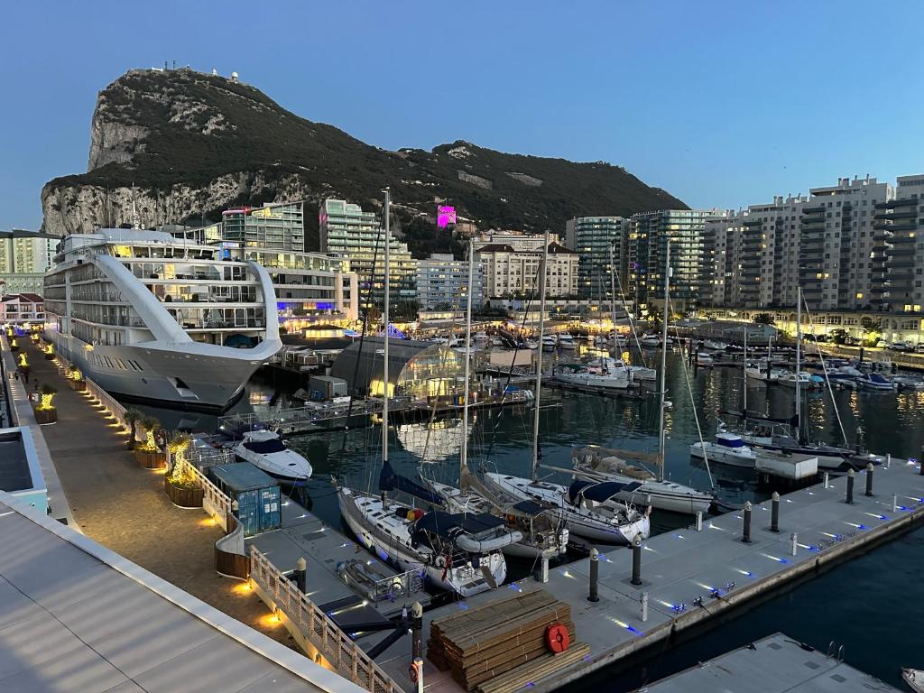 Marina Club - Luxury Apartment in Ocean Village with Parking photo 1