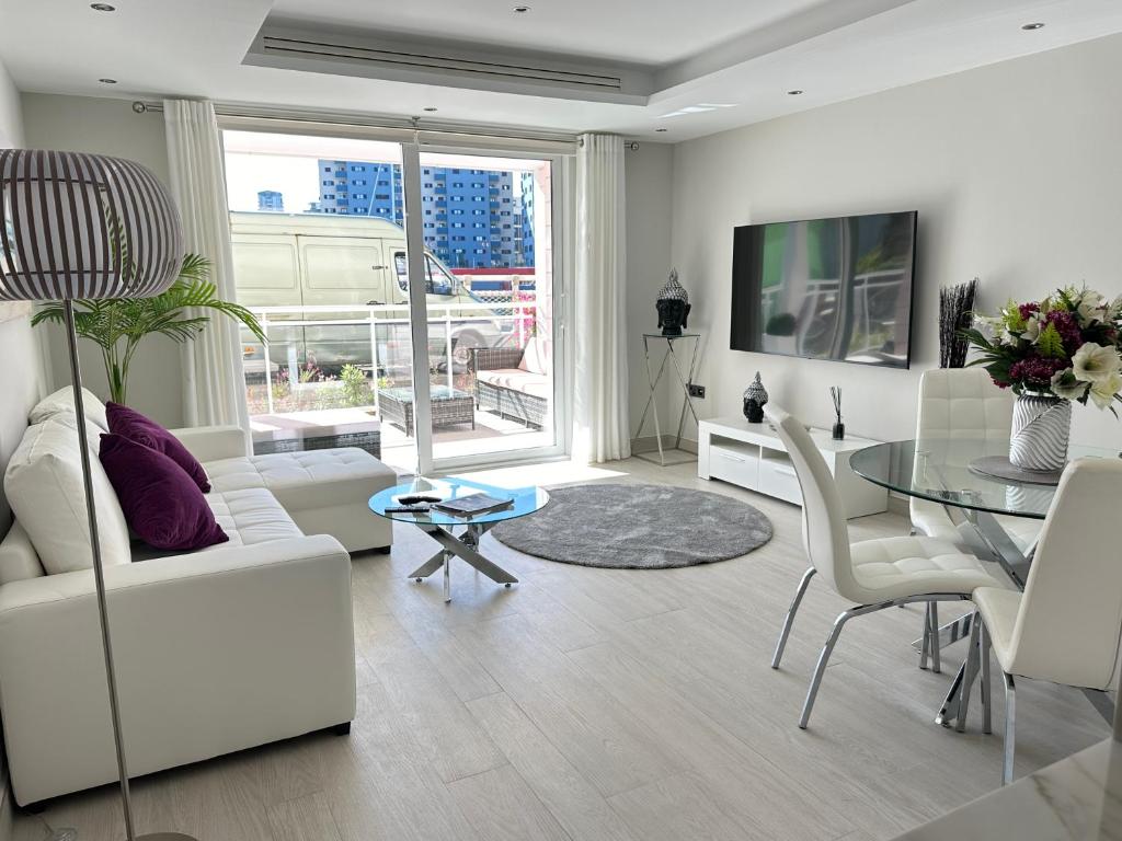 Marina Club - Luxury Apartment in Ocean Village with Parking photo 3