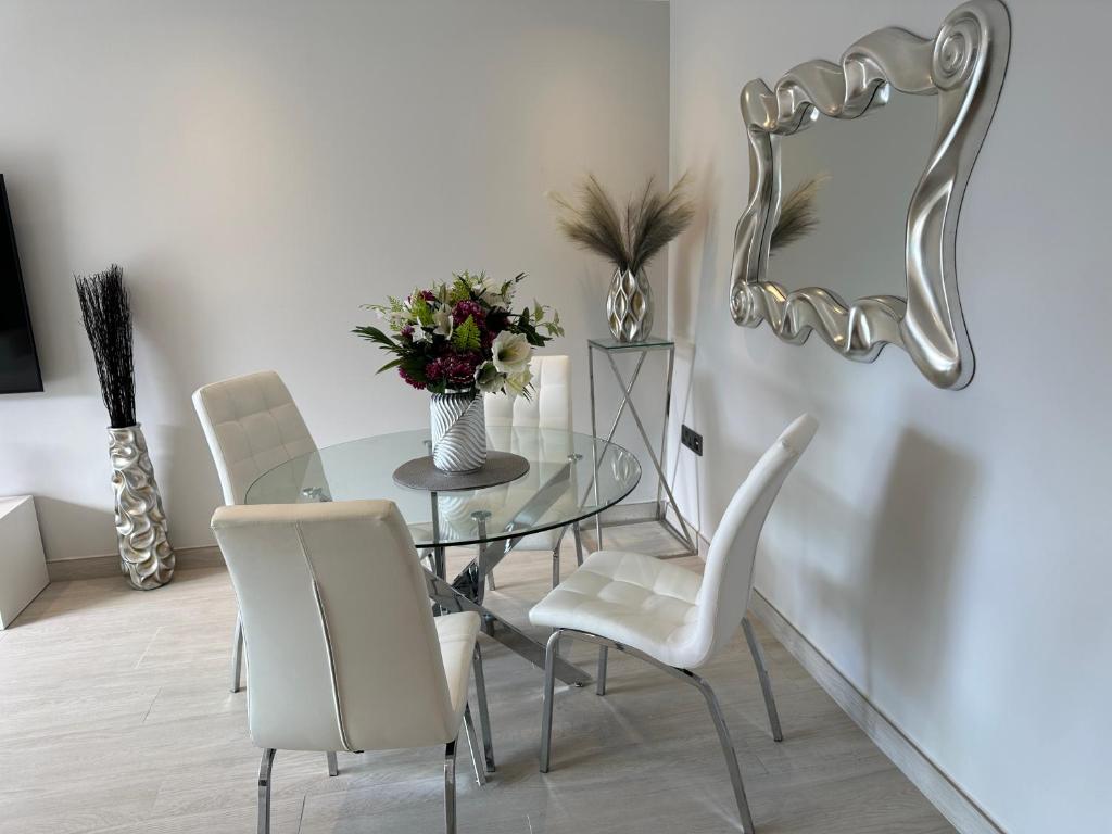 Marina Club - Luxury Apartment in Ocean Village with Parking photo 4