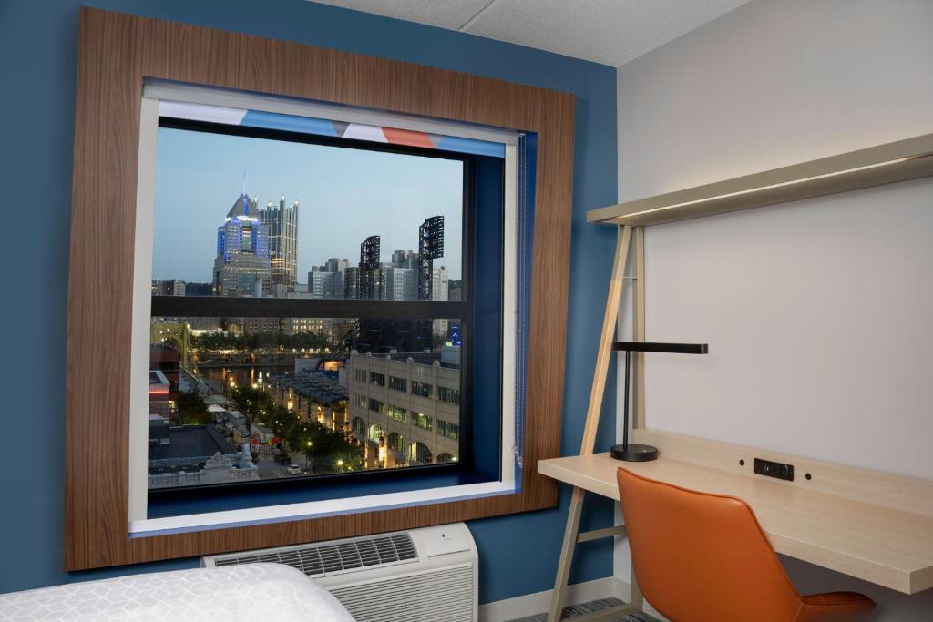 Holiday Inn Express & Suites Pittsburgh North Shore, an IHG Hotel photo 1
