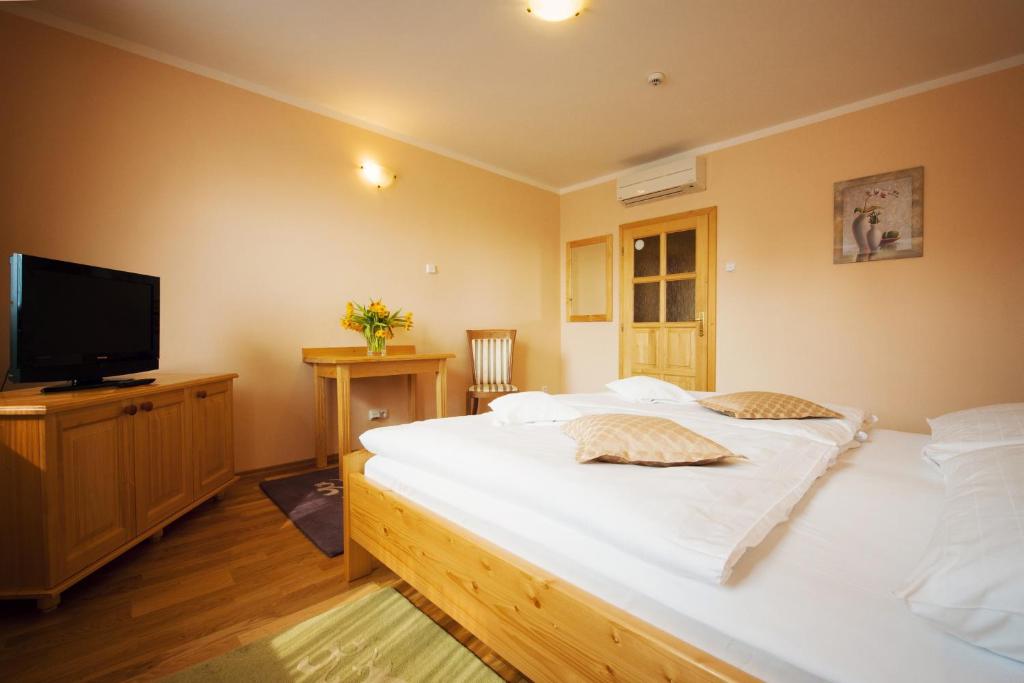 Двухместный (Двухместный номер бизнес-класса с балконом), Hotel Karpatsky Dvor