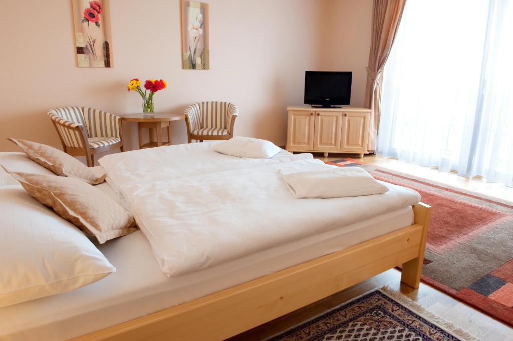 Двухместный (Двухместный номер бизнес-класса с балконом), Hotel Karpatsky Dvor