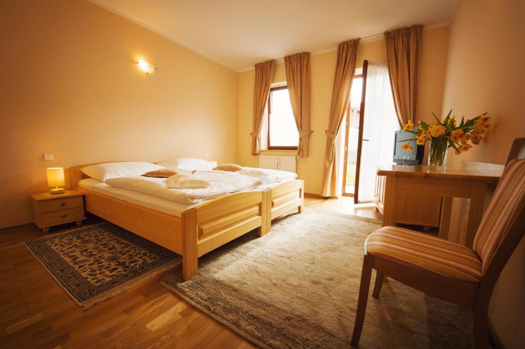 Двухместный (Двухместный номер бизнес-класса с балконом), Hotel Karpatsky Dvor