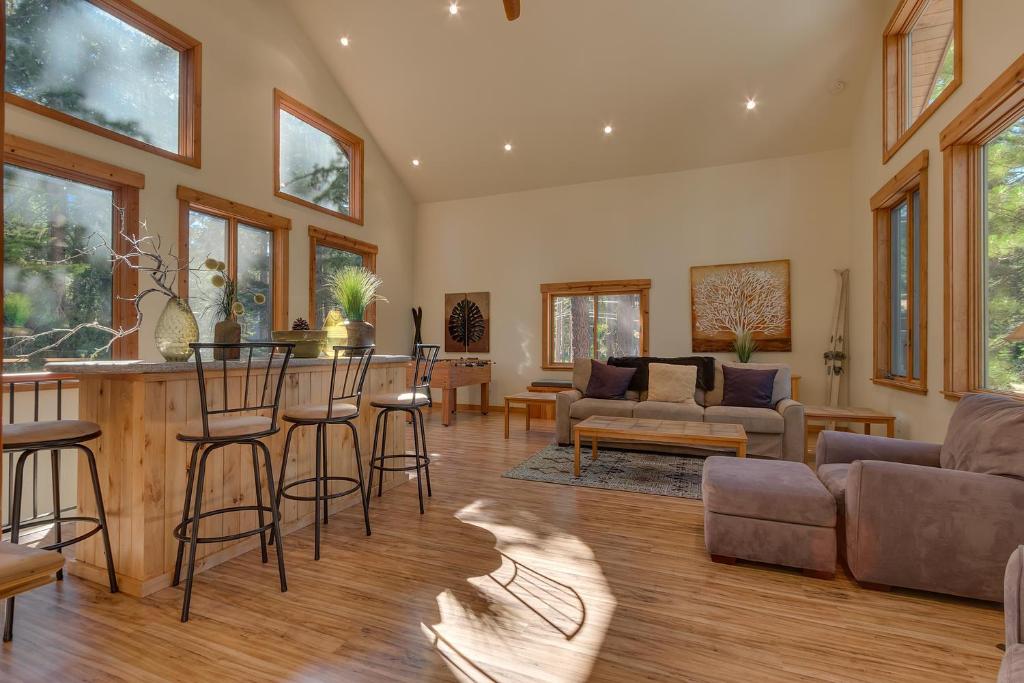 West Pine Cabin on the West Shore - 3 BR, Hot Tub, Pool Table, Pet Friendly photo 1