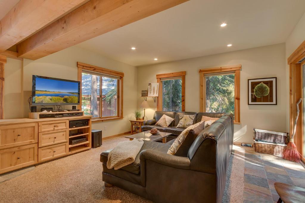 West Pine Cabin on the West Shore - 3 BR, Hot Tub, Pool Table, Pet Friendly photo 4