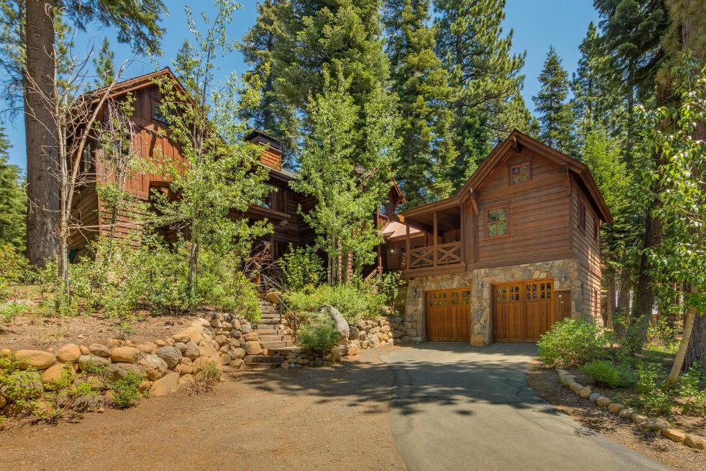 New Listing! West Shore Bliss - 4BR, Private Hot Tub photo 3