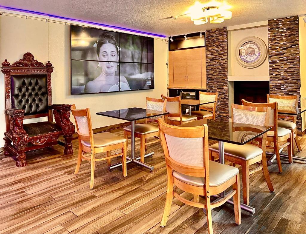 Days Inn by Wyndham Southern Hills/ORU photo 4
