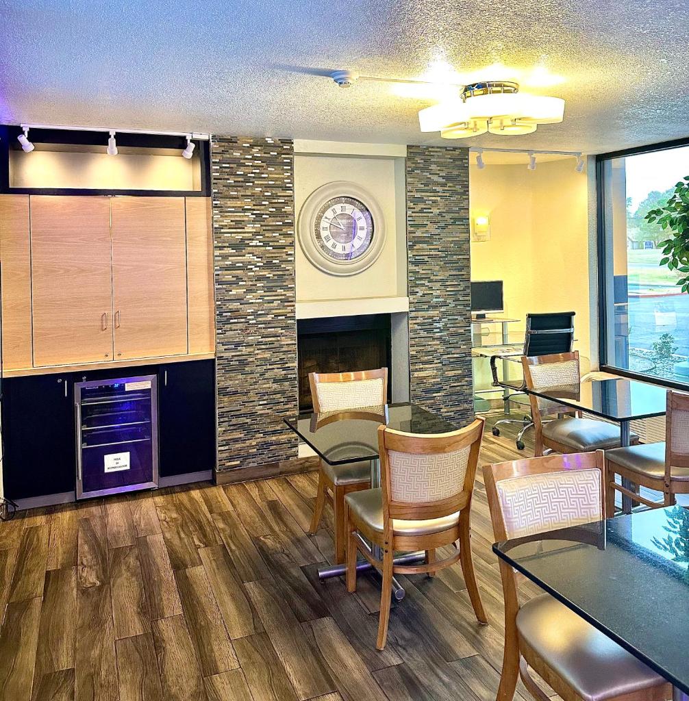 Days Inn by Wyndham Southern Hills/ORU photo 3