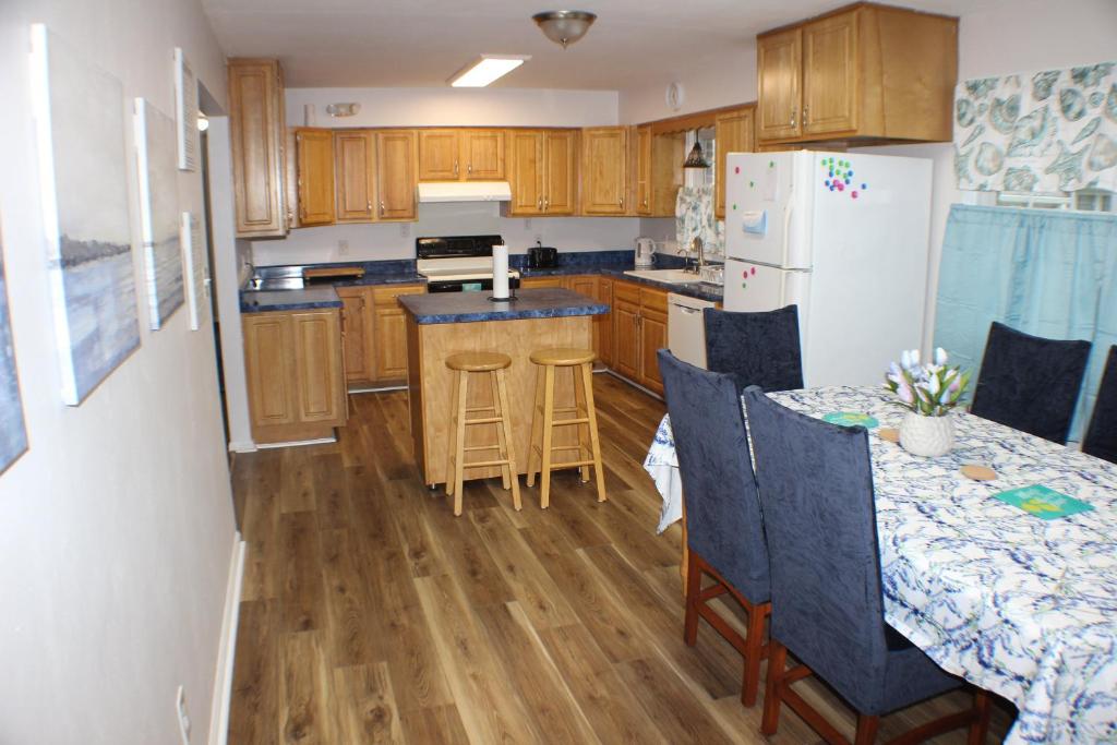 Beautiful Ranch Home Between Virginia Beach and Norfolk photo 1