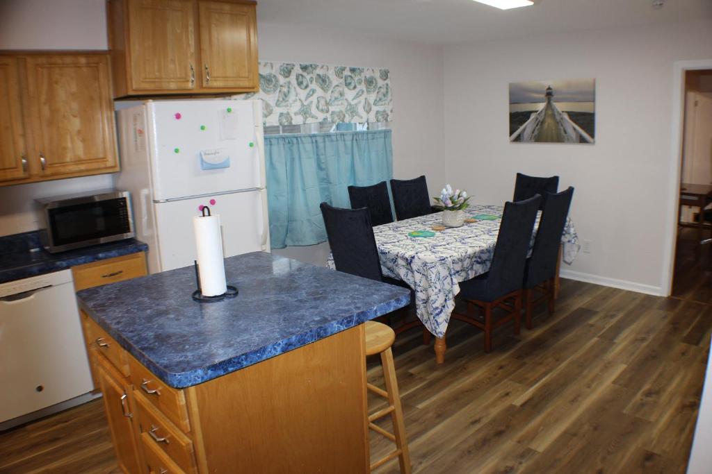 Beautiful Ranch Home Between Virginia Beach and Norfolk photo 3