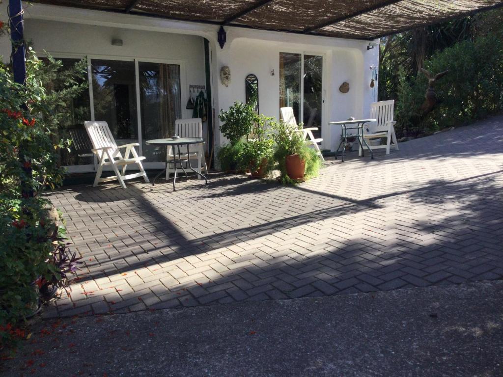 Finca el Rio, The Studio self catering with pool and hydrotherapy jacuzzi set in beautiful gardens, photo 3