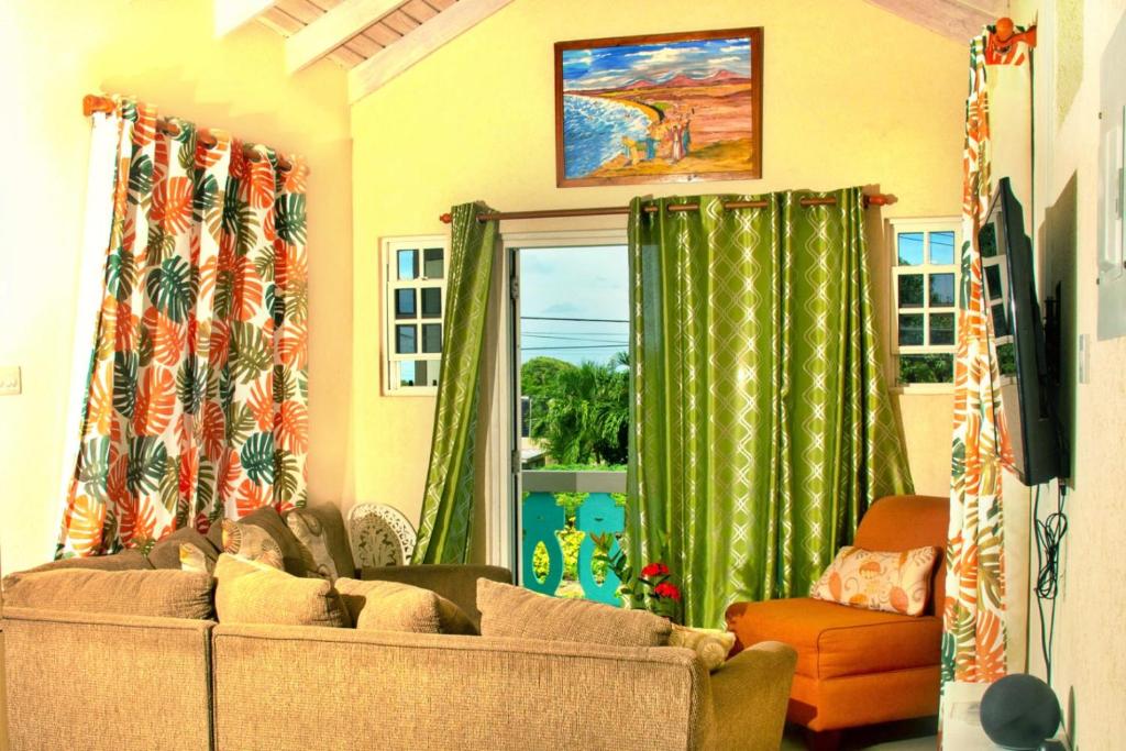 Cozy Modern Upstairs 2 Bed A/C Apt Near 2 Everything photo 1