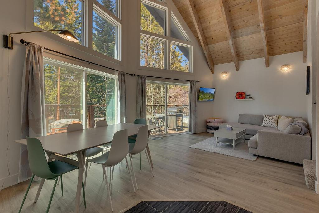 Moon Dune Chalet, Remodeled 3 BR Cabin plus Loft, Walk to Dining