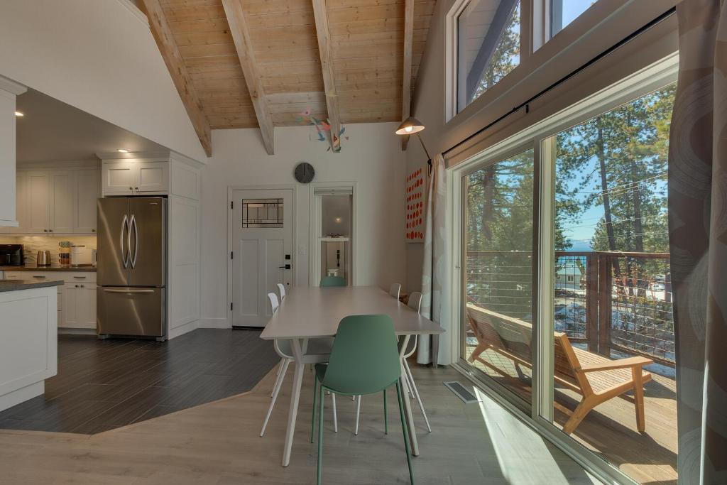 Moon Dune Chalet, Remodeled 3 BR Cabin plus Loft, Walk to Dining photo 2