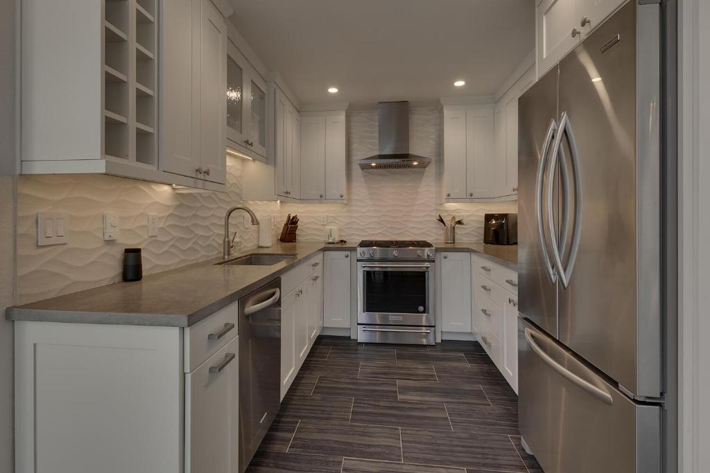 Moon Dune Chalet, Remodeled 3 BR Cabin plus Loft, Walk to Dining photo 3