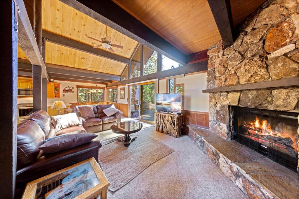 Nightingale Retreat - 3BR, Close to Tahoe City, Walk to Bike Path, Private Beach Access photo 1
