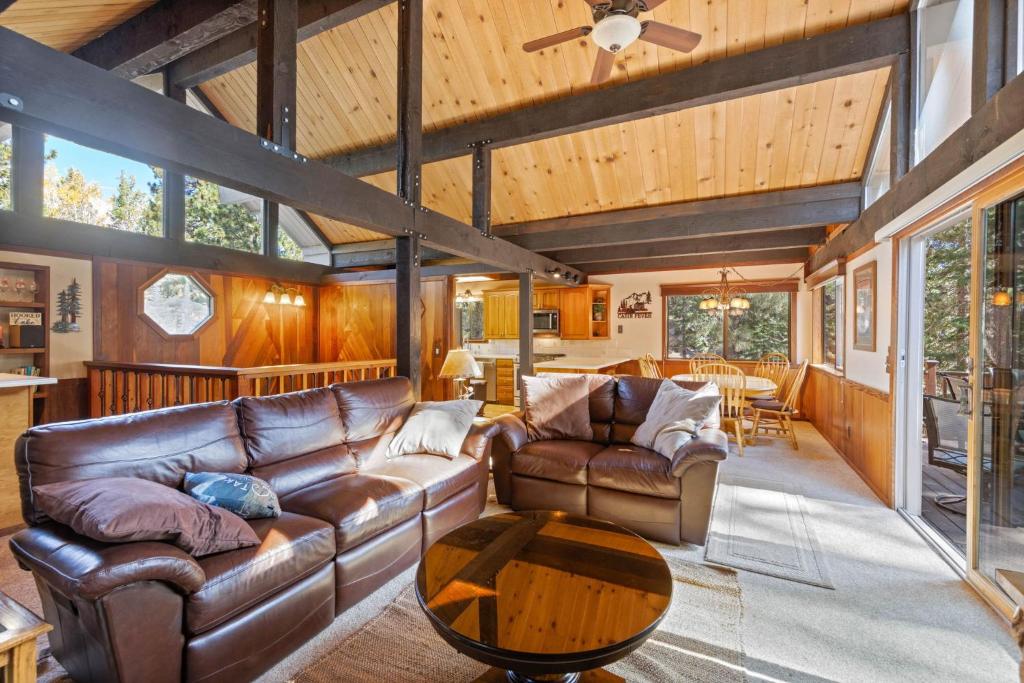 Nightingale Retreat - 3BR, Close to Tahoe City, Walk to Bike Path, Private Beach Access photo 3