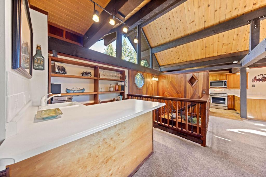 Nightingale Retreat - 3BR, Close to Tahoe City, Walk to Bike Path, Private Beach Access photo 4