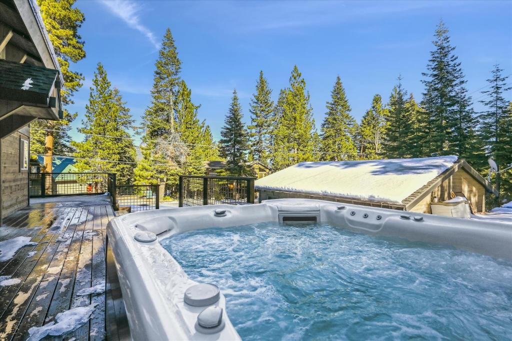 Granlibakken Getaway- West Shore Retreat-Central Location-Hot Tub-Near Skiing
