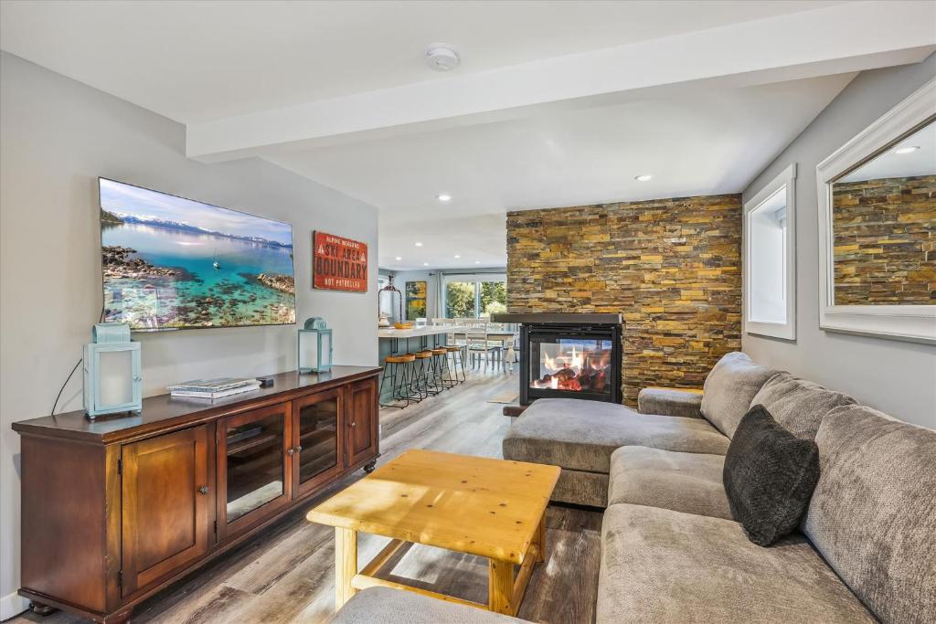 Granlibakken Getaway- West Shore Retreat-Central Location-Hot Tub-Near Skiing photo 3
