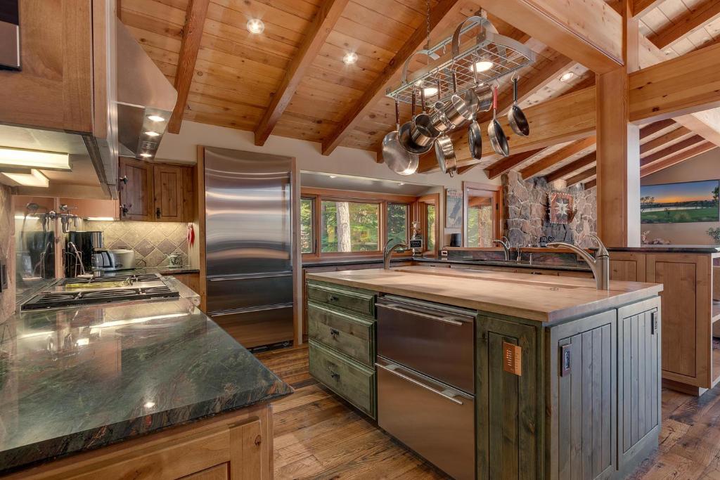 Gray Bear Lake View Estate - Stunning Cabin w 4 Master Suites, Private Hot Tub!