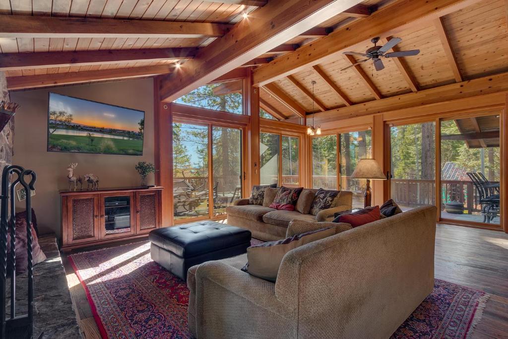 Gray Bear Lake View Estate - Stunning Cabin w 4 Master Suites, Private Hot Tub! photo 1