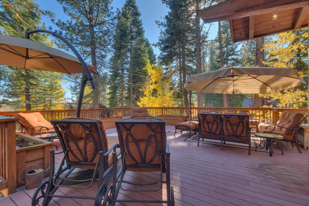 Gray Bear Lake View Estate - Stunning Cabin w 4 Master Suites, Private Hot Tub! photo 2