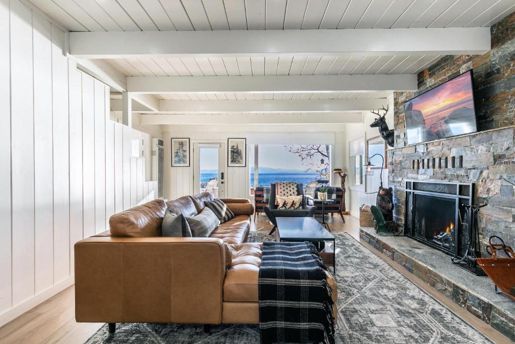 Beach Haven Lakefront - On a Sandy Beach with Guest House photo 3