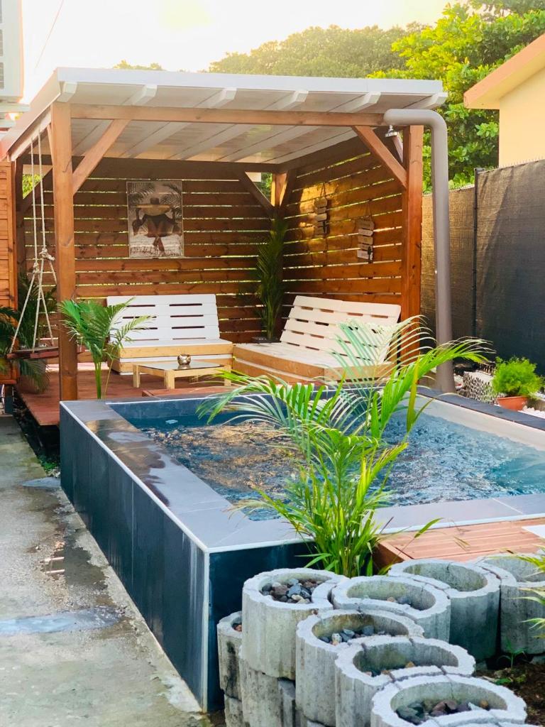 Villa de 2 chambres avec vue sur la ville piscine privee et jardin clos a Le Lamentin
