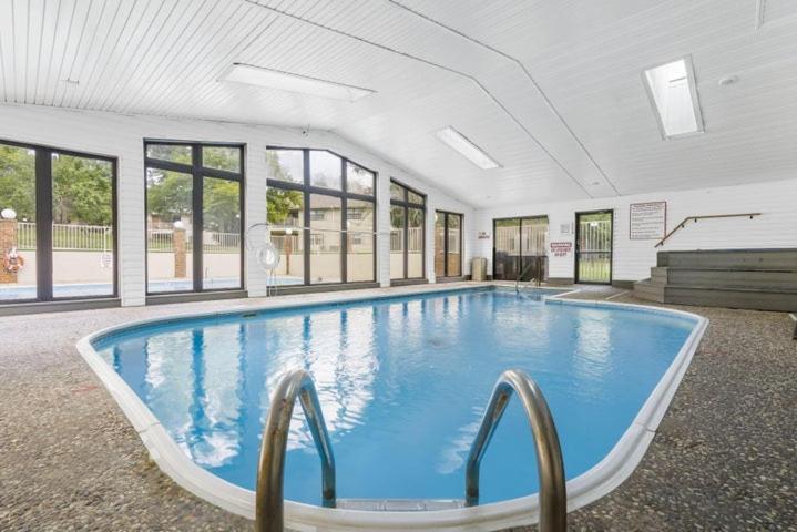 Beautiful Condos at Thousand Hills-Heart of Branson-Spacious and Affordable photo 3