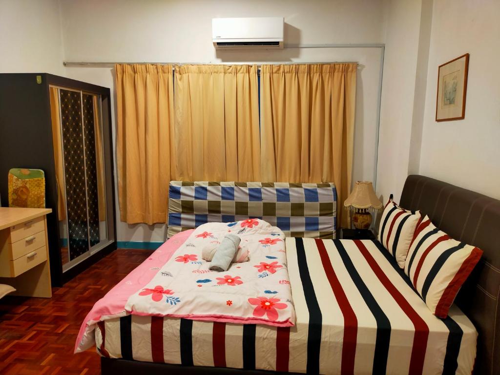 R2L5Y Room 1 with balcony and bathroom photo 2