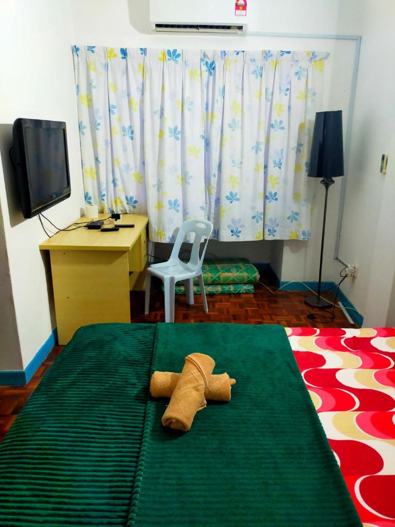 R2L5Y Room 3 with aircond + TV( share Toilet only) photo 3
