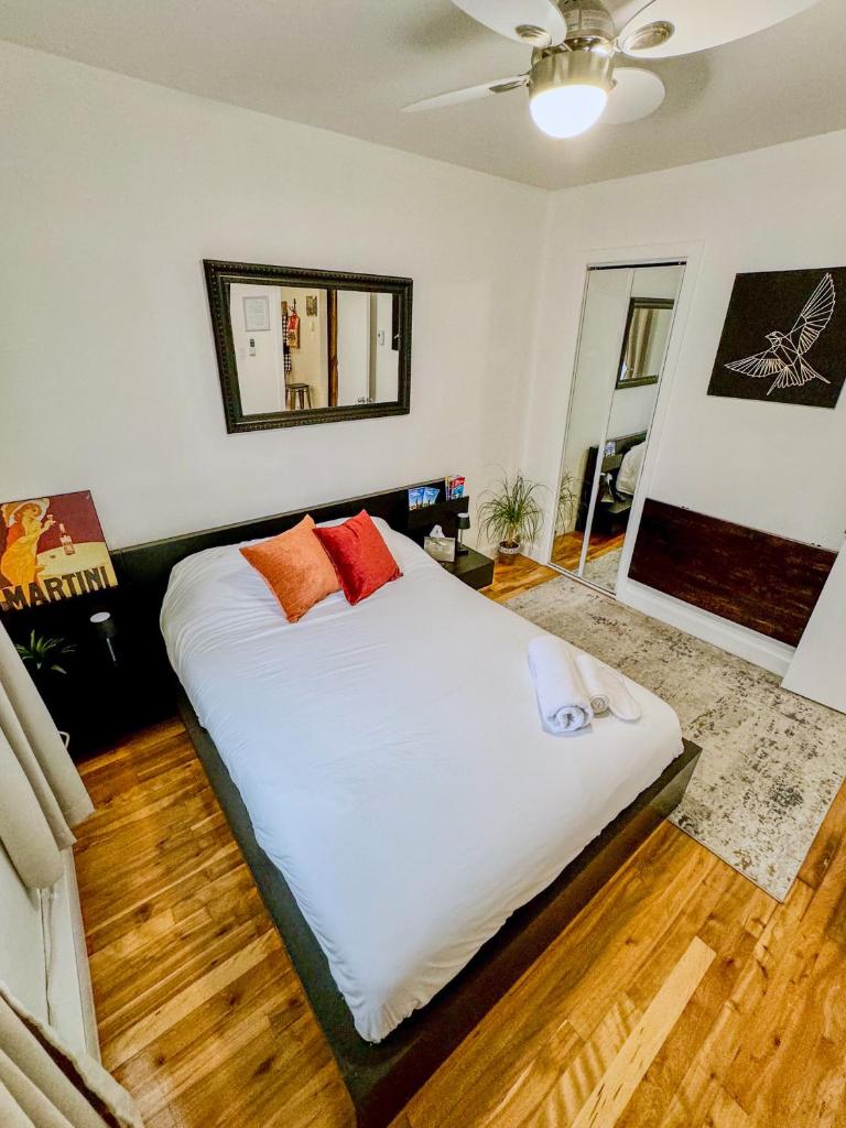 Cozy and Contemporary Getaway Stylish Retreat photo 2