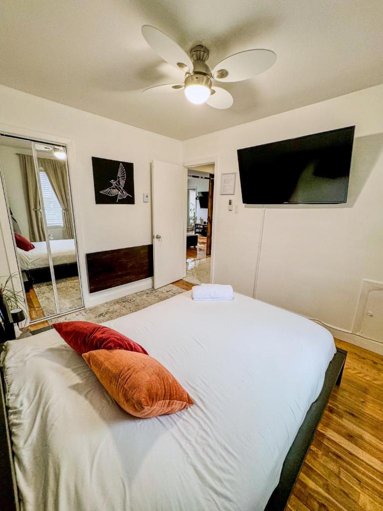 Cozy and Contemporary Getaway Stylish Retreat photo 3