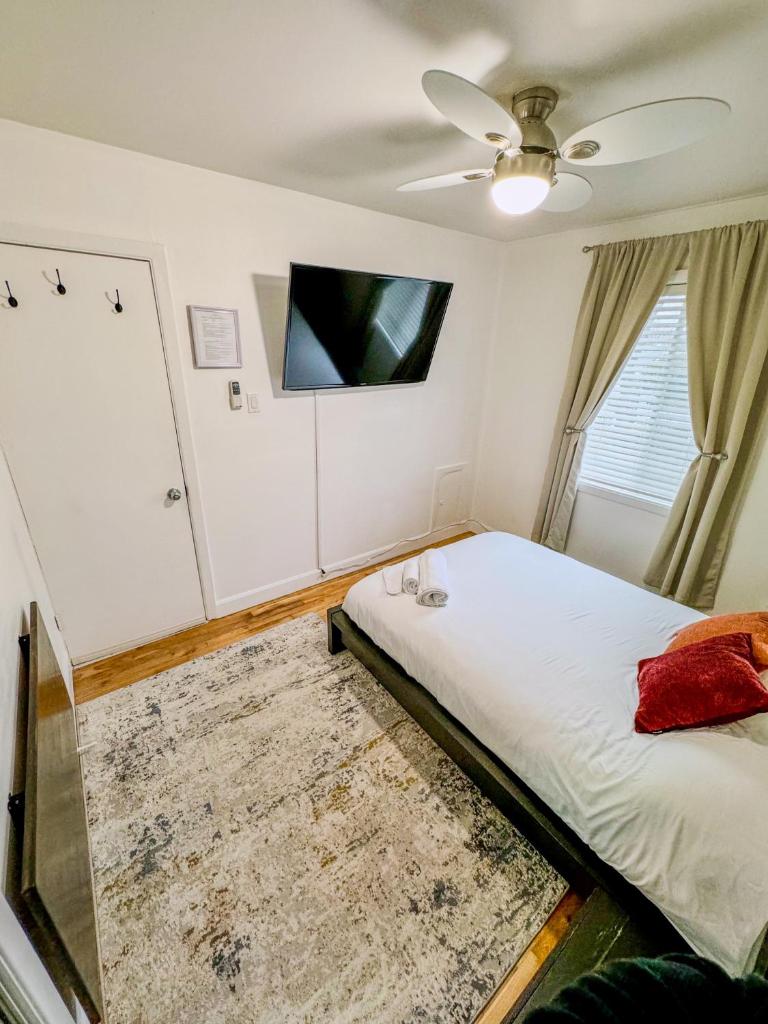 Cozy and Contemporary Getaway Stylish Retreat photo 4