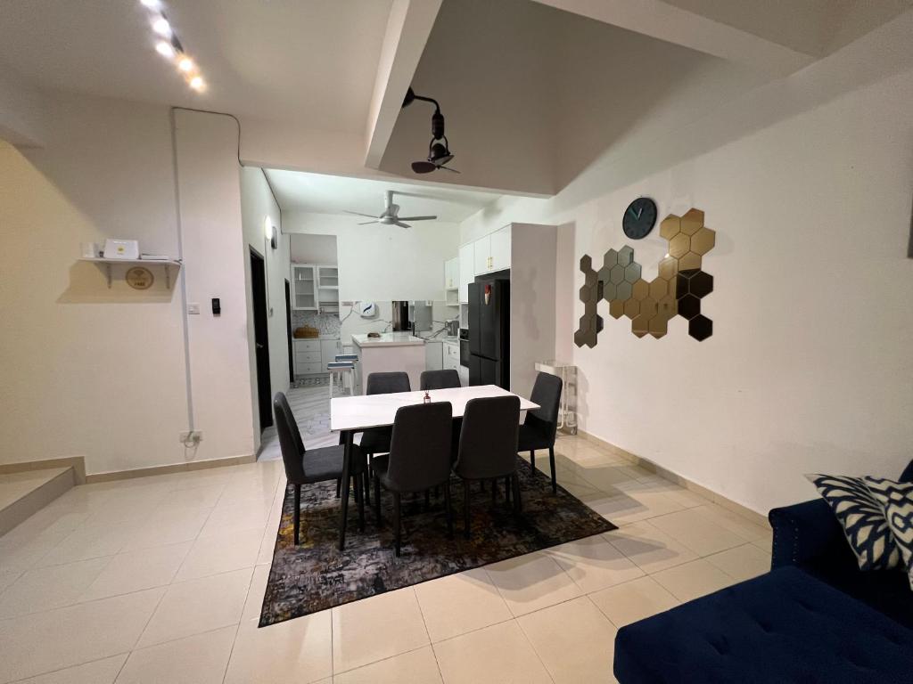 NEW! Naiz Crib 4 Bedroom at Kepayang Heights photo 4